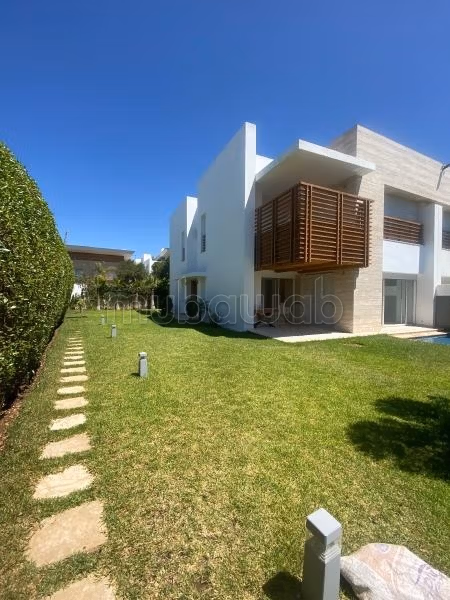 Luxury villa for rent in Green City. Area of 350 m². Air conditioning and swimming pool