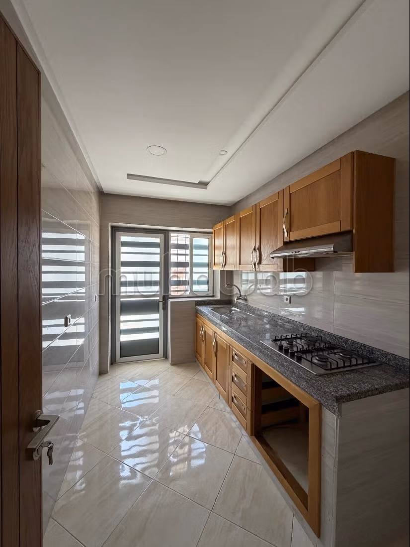 Appartement joli à louer à Maison de la presse. 1 bonne chambre. Porte solide, résidence sécurisée