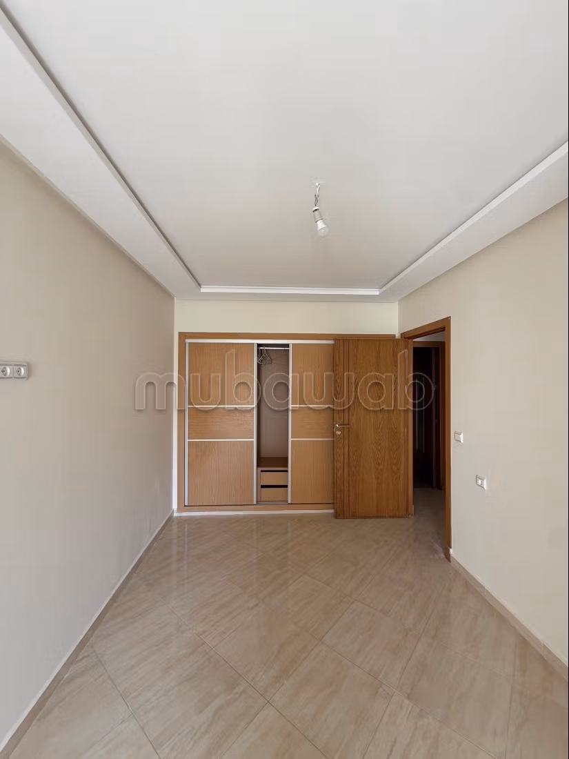 Appartement joli à louer à Maison de la presse. 1 bonne chambre. Porte solide, résidence sécurisée — 4