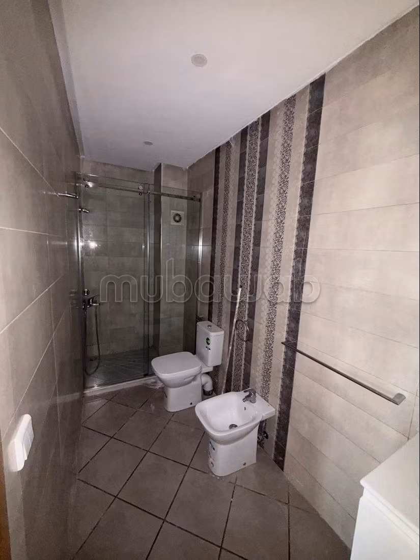 Appartement joli à louer à Maison de la presse. 1 bonne chambre. Porte solide, résidence sécurisée — 6