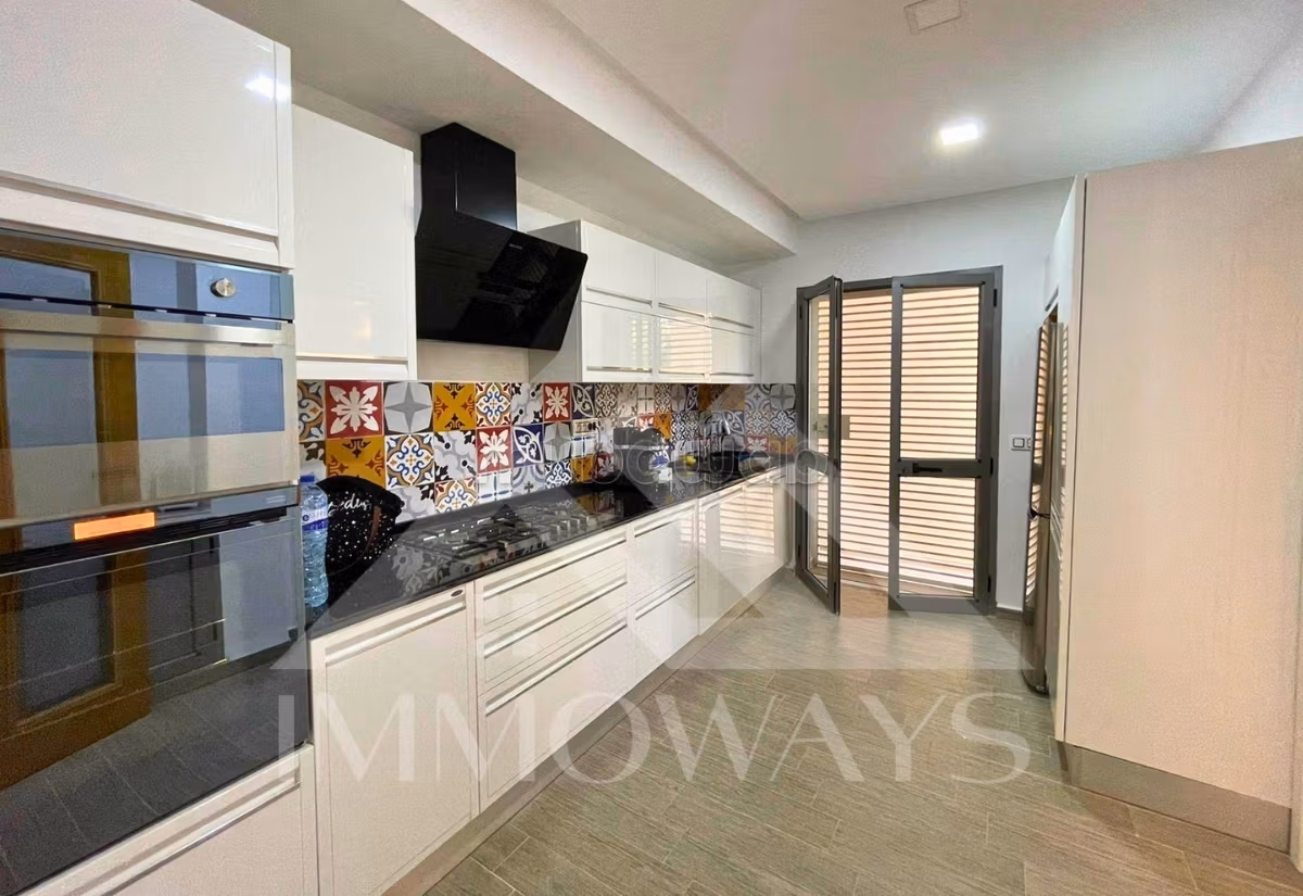 Villa S4 con Giardino in Affitto a Gammarth