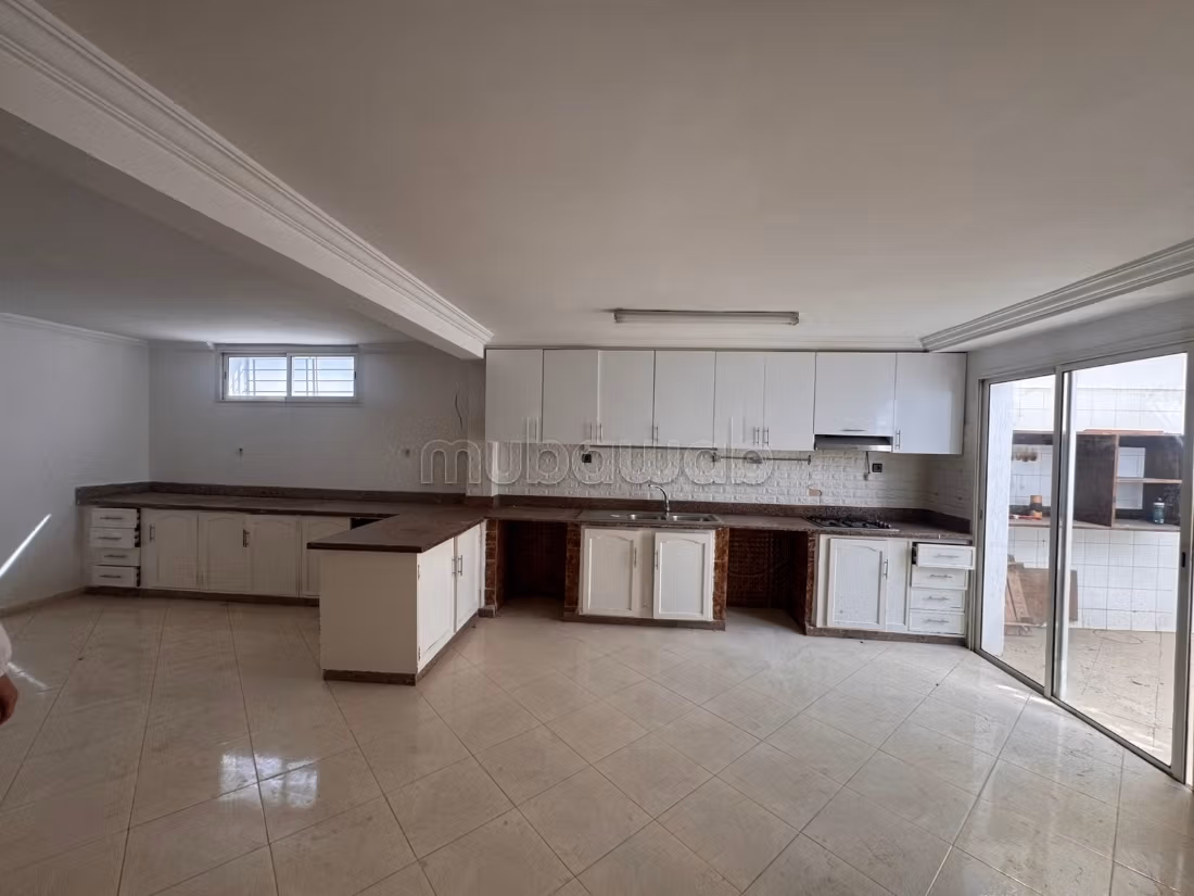 Magnifica villa triplex in affitto a Harhoura. Superficie di 290 m². Grande piscina