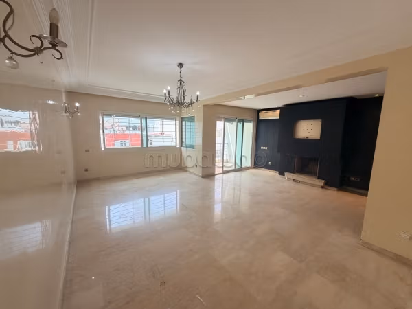 Louez cet appartement à Bourgogne Ouest. 
3 chambres agréables. 
Avec ascenseur