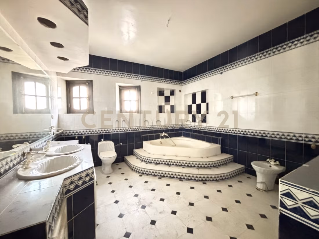 For rent a large villa in Menzah 8
