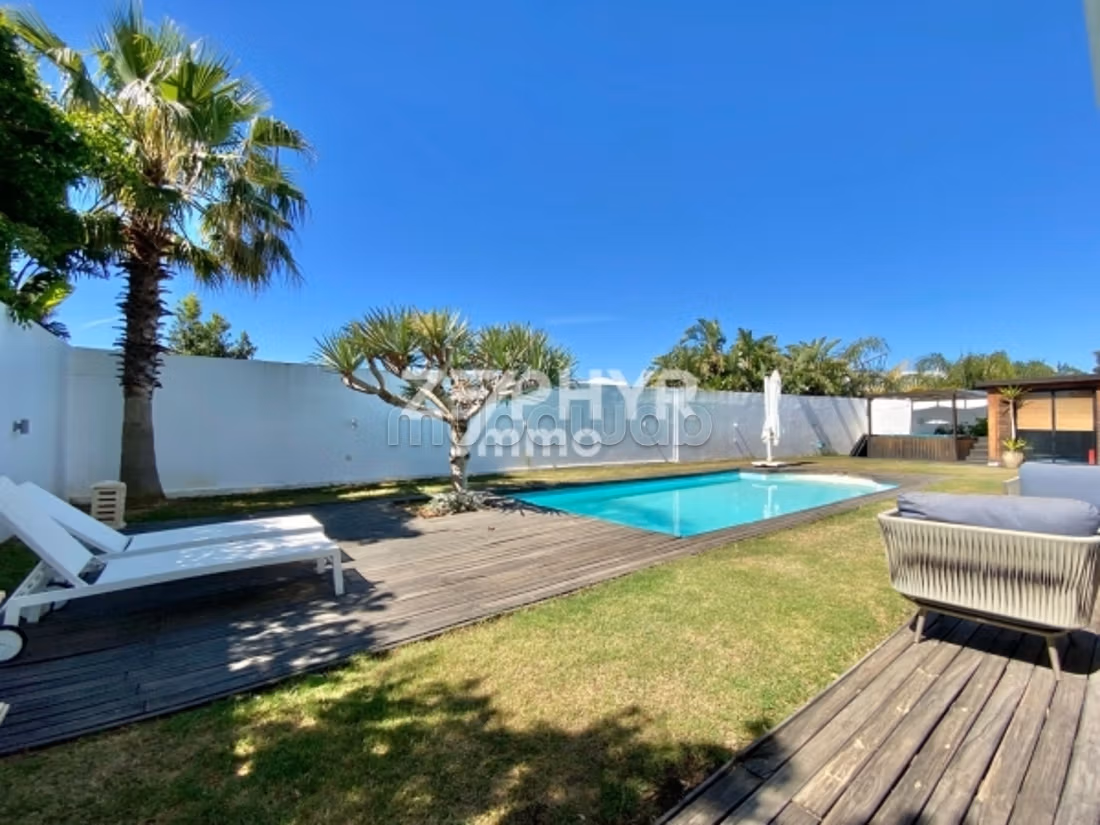 In vendita Magnifica villa S4 con piscina a Gammarth