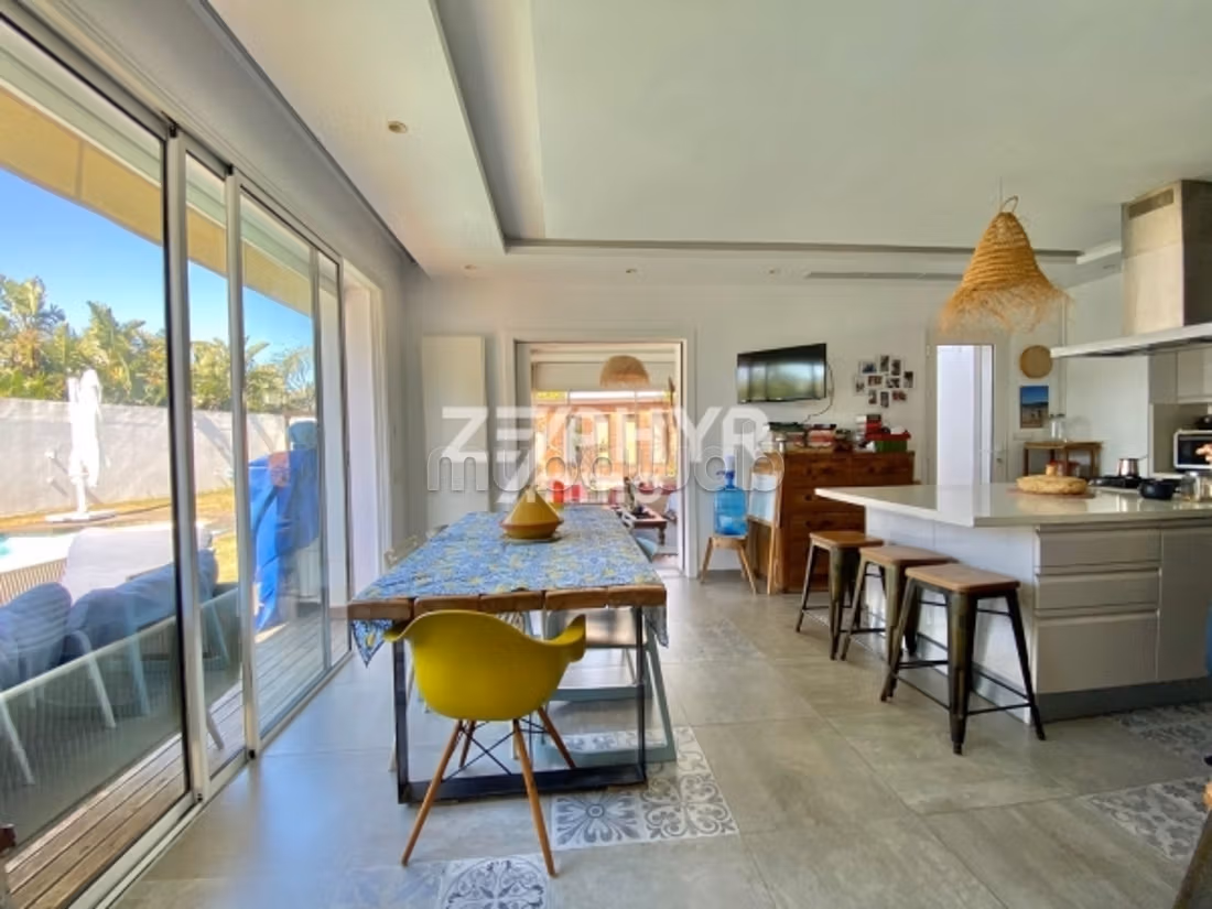 In vendita Magnifica villa S4 con piscina a Gammarth