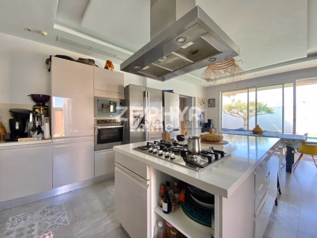 In vendita Magnifica villa S4 con piscina a Gammarth