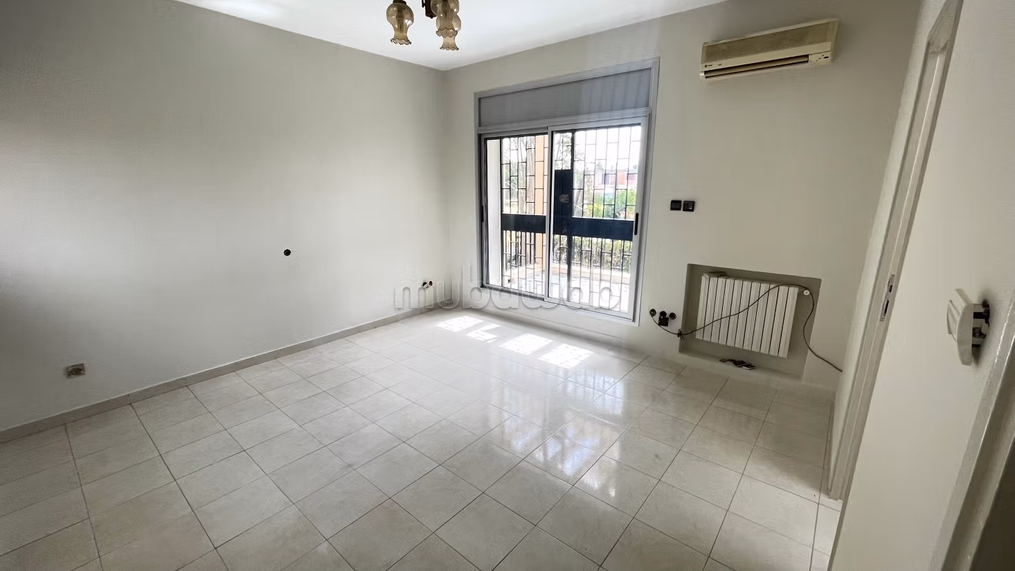 Lussuosa villa in affitto a Souissi. 4 grandi stanze. Porta blindata e parabola