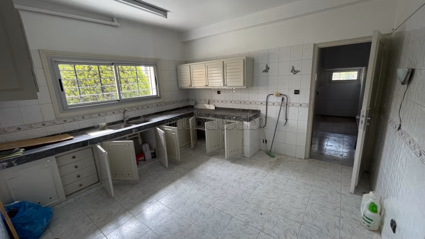 Lussuosa villa in affitto a Souissi. 4 grandi stanze. Porta blindata e parabola