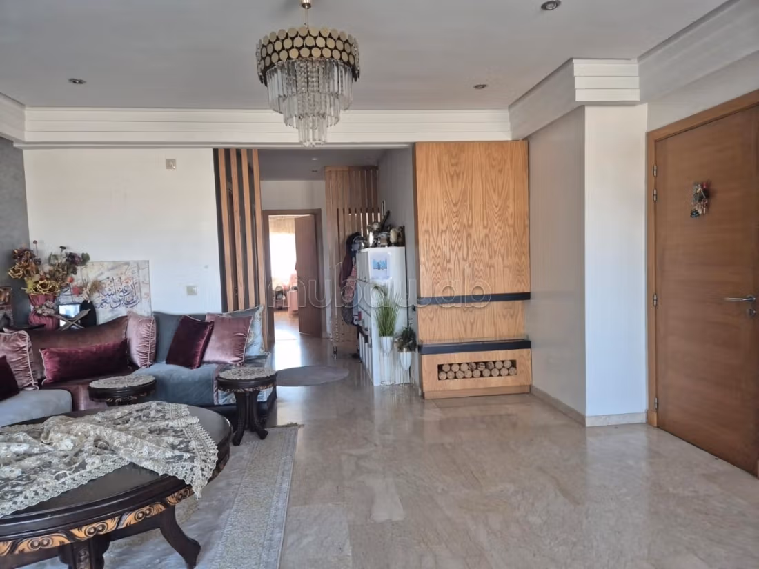 Bel appartement à vendre à Almaz.
3 chambres.
Antenne parabolique et sécurité