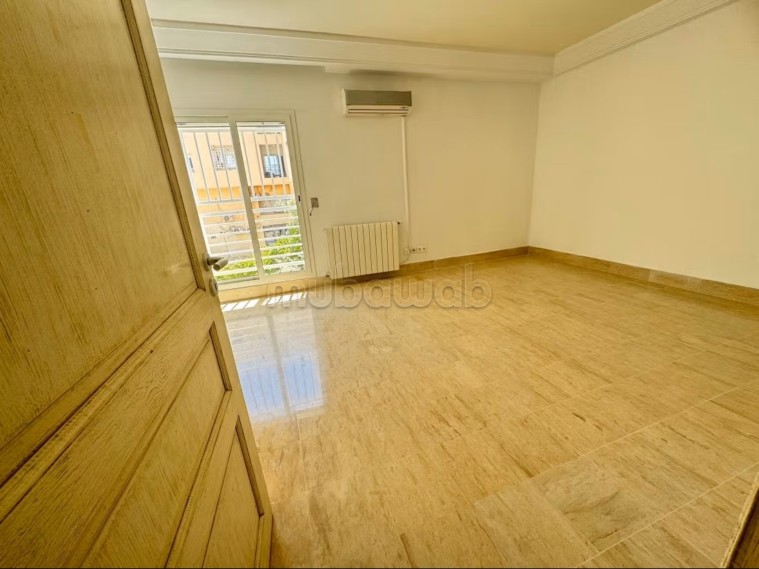 Duplex for rent in Les Berges Du Lac 2. Area 250 m². Satellite system and secure residence.