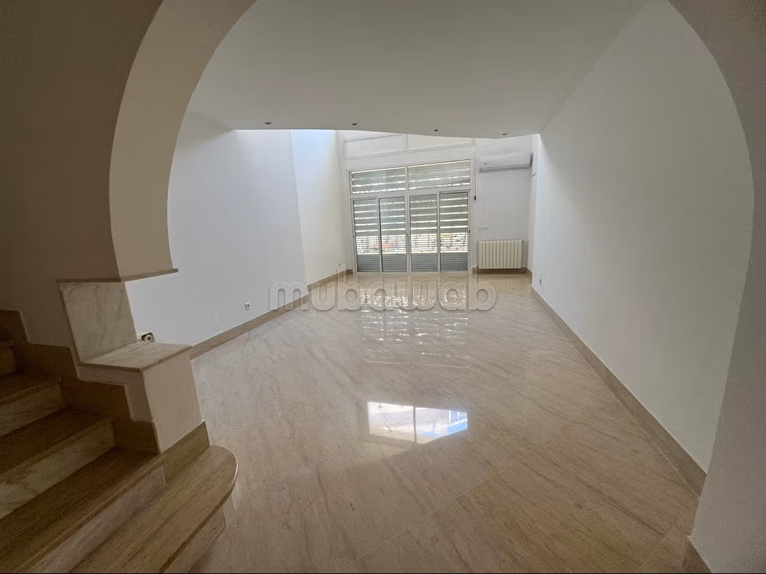 Duplex for rent in Les Berges Du Lac 2. Area 250 m². Satellite system and secure residence.