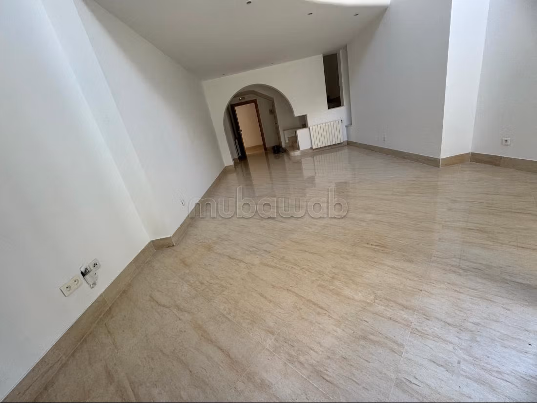 Duplex for rent in Les Berges Du Lac 2. Area 250 m². Satellite system and secure residence.