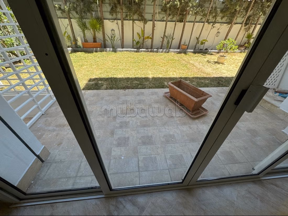 Duplex for rent in Les Berges Du Lac 2. Area 250 m². Satellite system and secure residence.