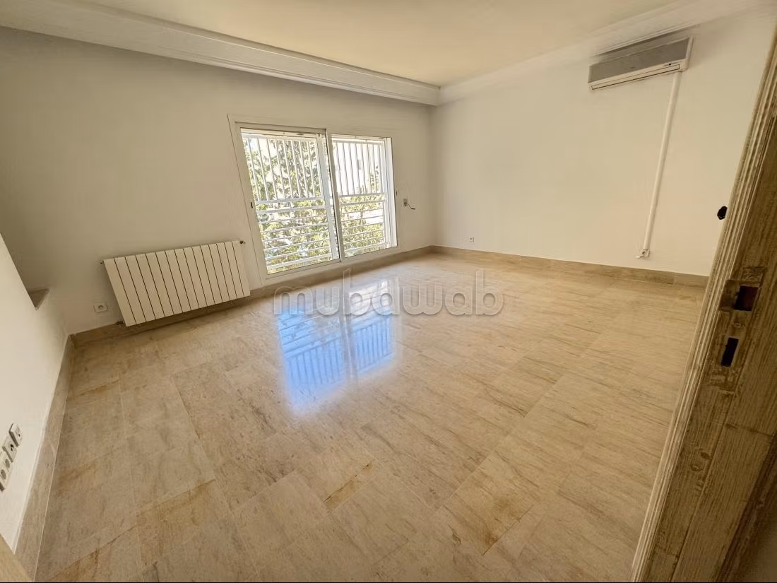 Duplex for rent in Les Berges Du Lac 2. Area 250 m². Satellite system and secure residence.