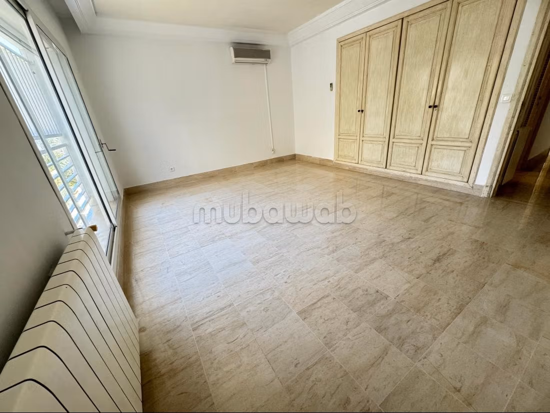 Duplex for rent in Les Berges Du Lac 2. Area 250 m². Satellite system and secure residence.