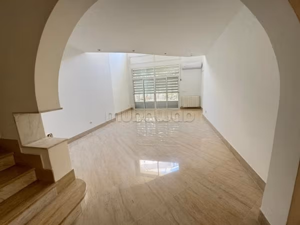 Duplex en location à Les Berges Du Lac 2. Superficie 250 m². Système de parabole et résidence sécurisée