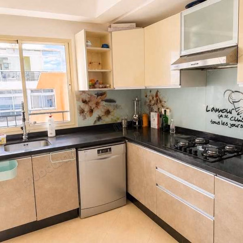 Appartement te Huur van 96,0 m² in Casablanca, Californië
