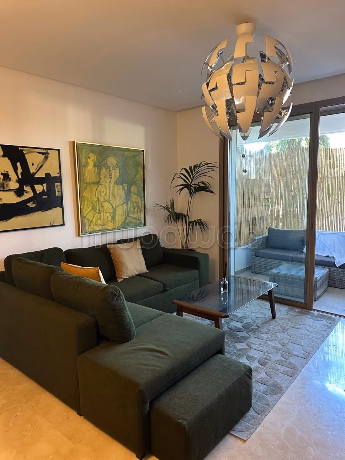 Location d'un appartement à Souissi. 
2 pièces. 
Bien meublé — 4