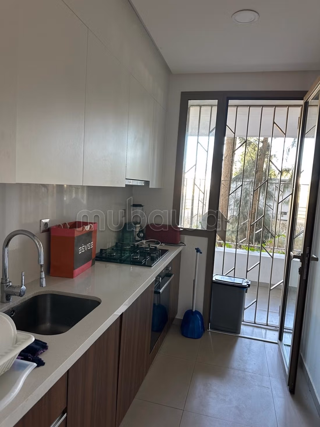 Location d'un appartement à Souissi. 
2 pièces. 
Bien meublé — 6