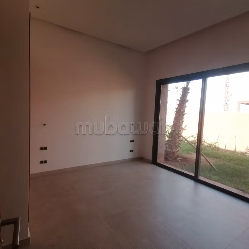 Magnificent Single-storey Villa Without Overlooking