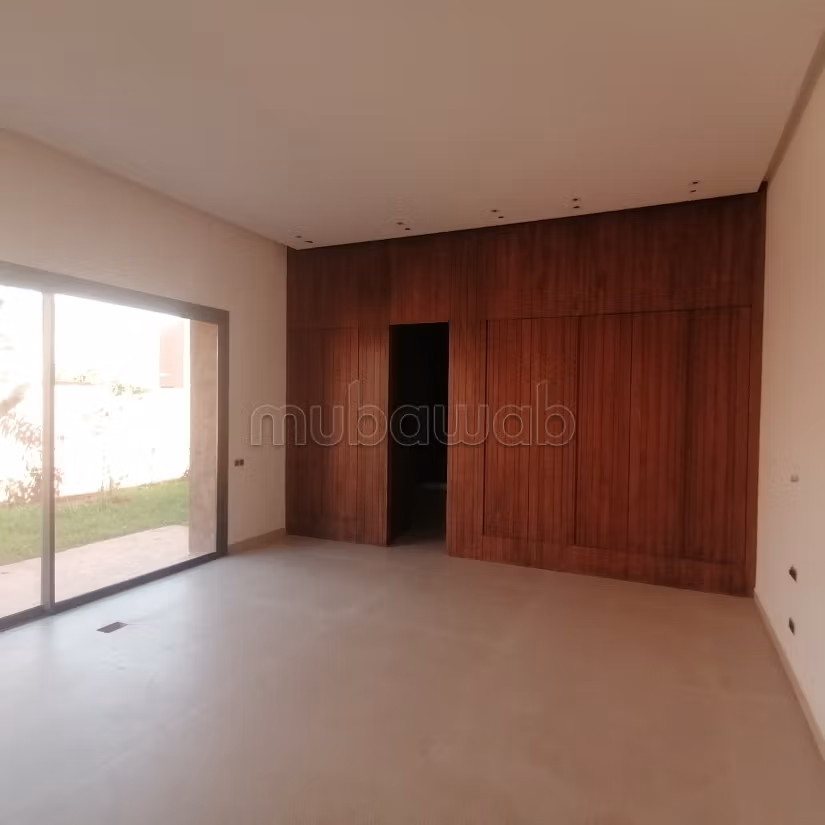 Magnificent Single-storey Villa Without Overlooking
