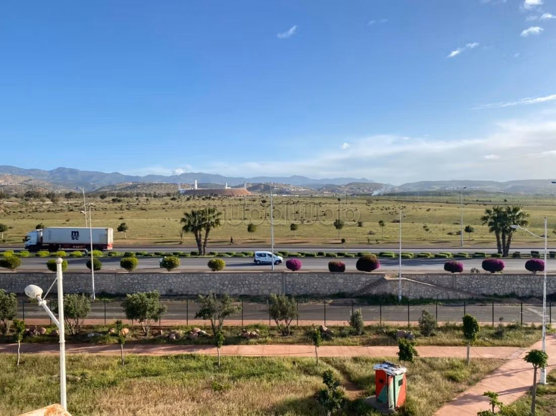 Appartement en vente à Hay Dakhla. 
Surface de 131 m². 
Terrasse — 2