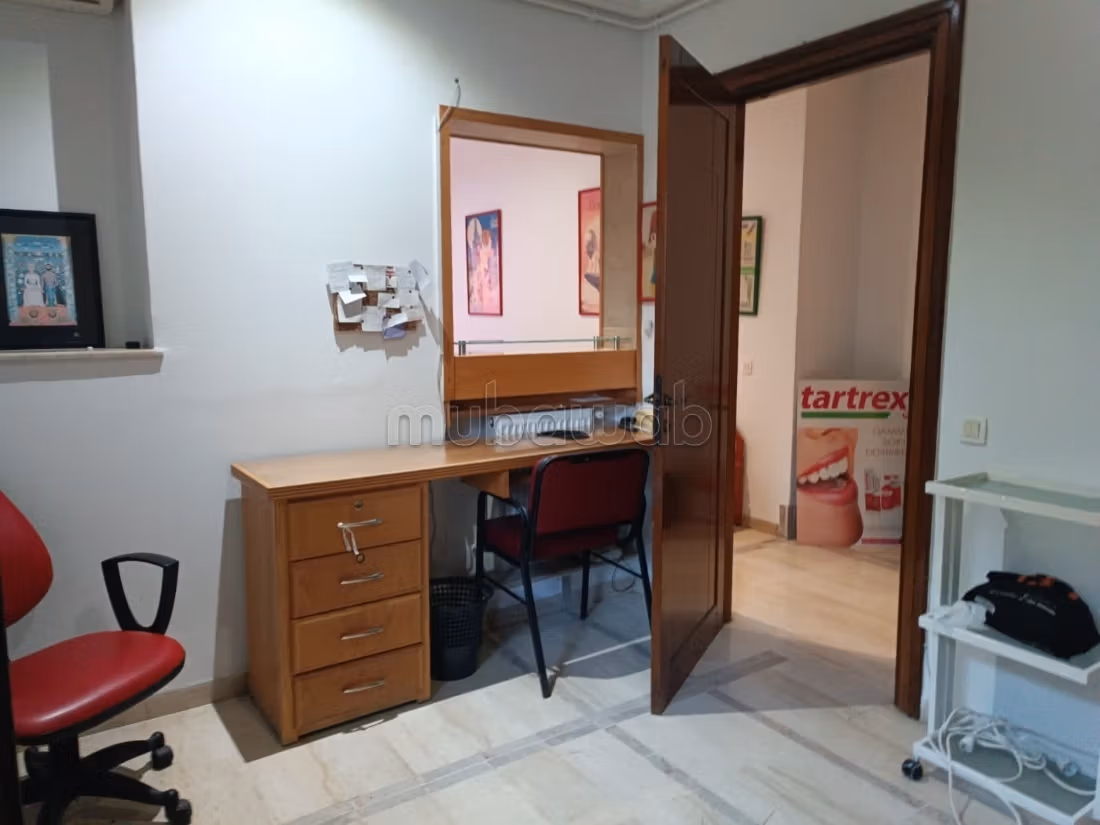 Location de bureaux. Superficie 90 m². Porte blindée, sécurité