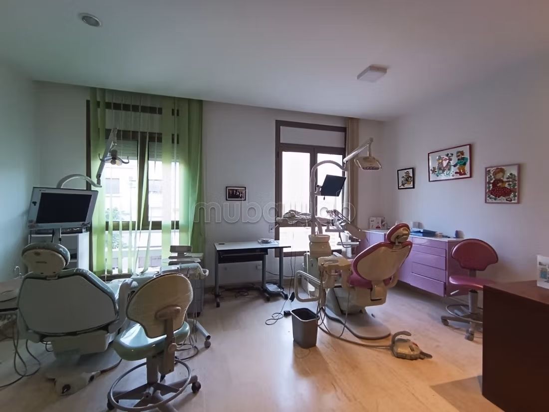Location de bureaux. Superficie 90 m². Porte blindée, sécurité