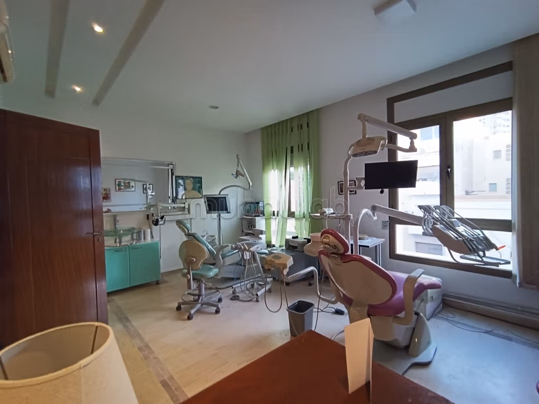 Location de bureaux. Superficie 90 m². Porte blindée, sécurité