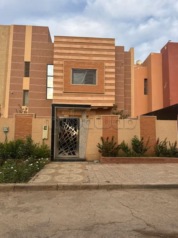 Villa arredata in vendita a Tamansourt 200 m²