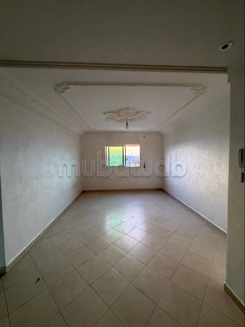 Bel appartement à louer près des marchés de la paix. Superficie totale de 80 m². Porte solide, résidence sécurisée