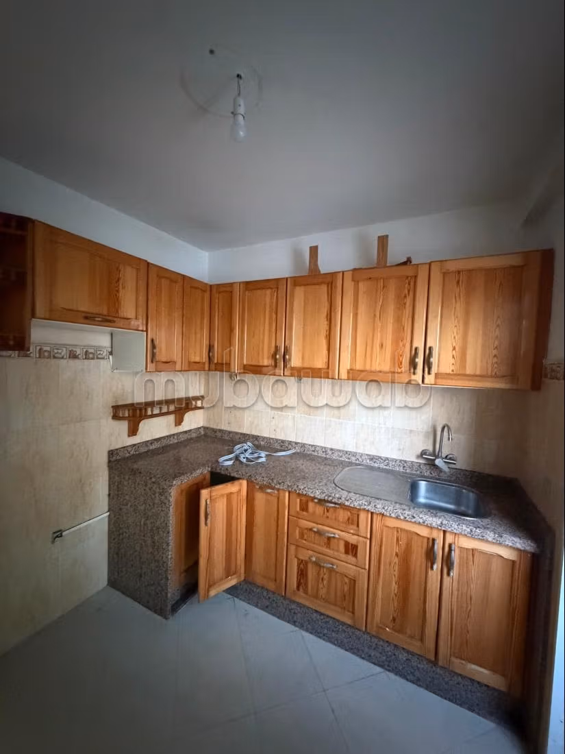Bel appartement à louer près des marchés de la paix. Superficie totale de 80 m². Porte solide, résidence sécurisée — 2