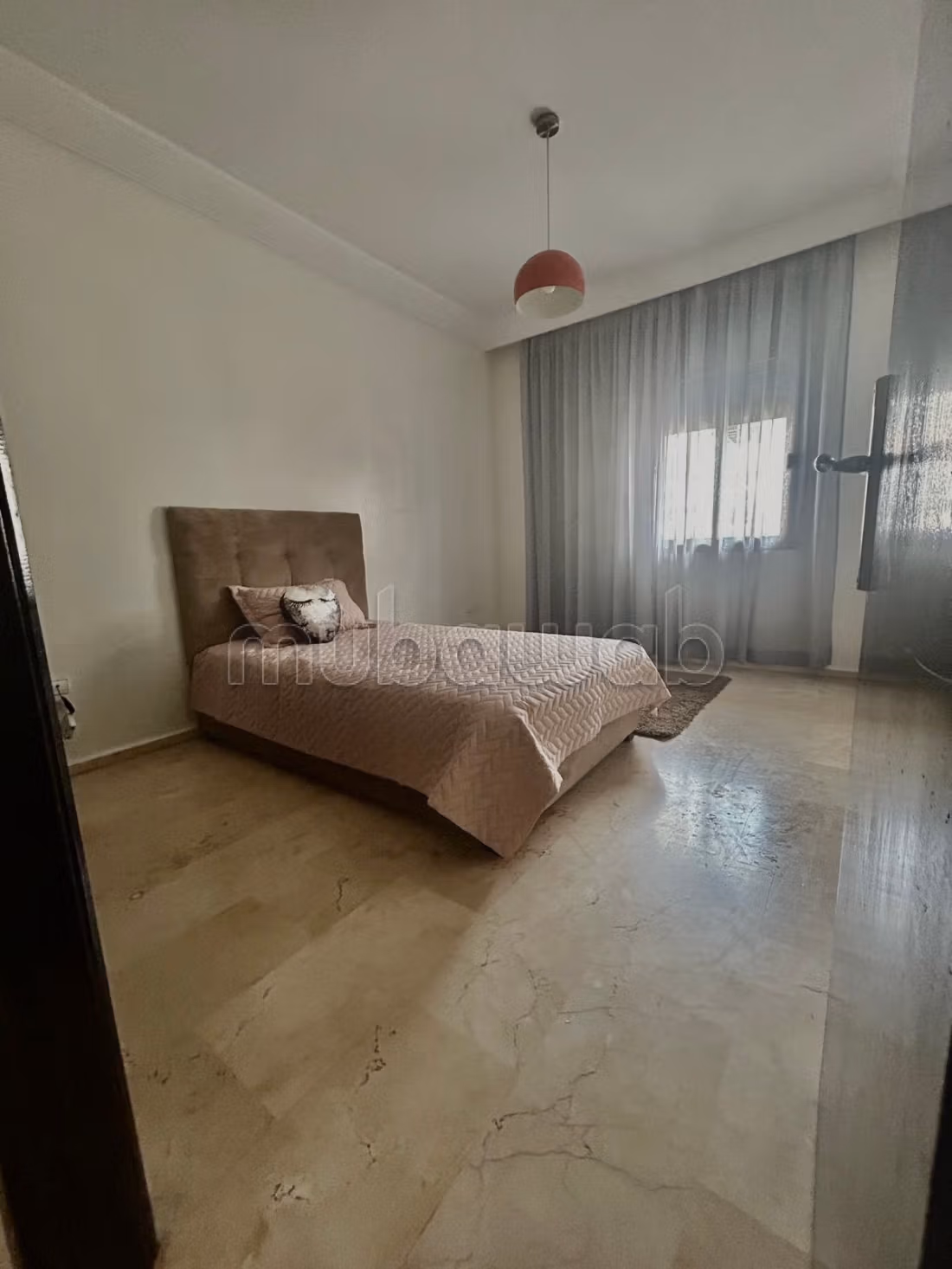 Très bel appartement meublé en location à Hay Riyad.
Superficie 105 m².
Bien meublé — 5