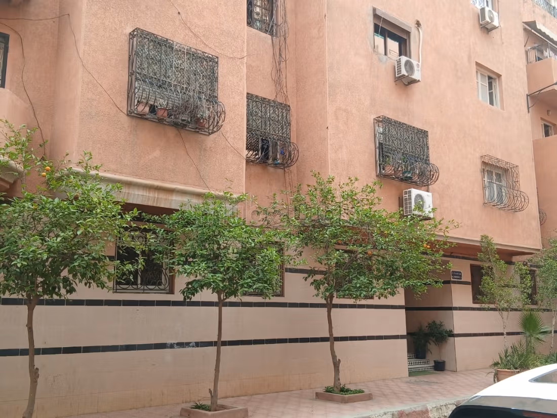 Appartement à vendre à Issil.
Surface totale 220 m².
Ascenseur et terrasse