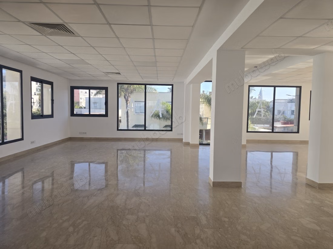 Villa Usage Bureaux en location en Rabat Hassan.
Ascenseur et places de parking