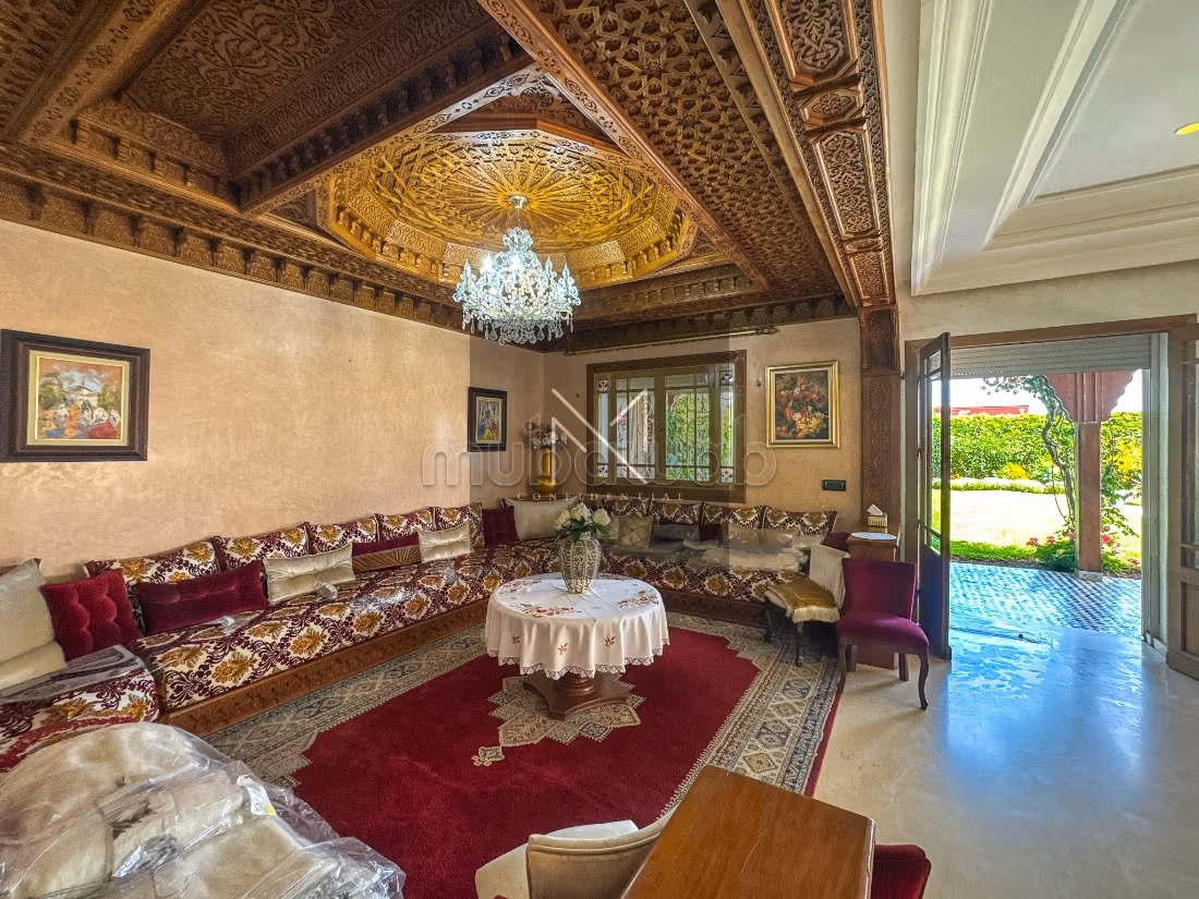 Family villa, spacious with pool and garden