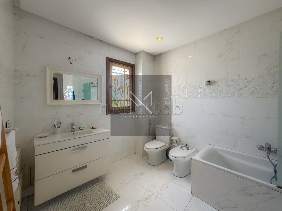 Family villa, spacious with pool and garden