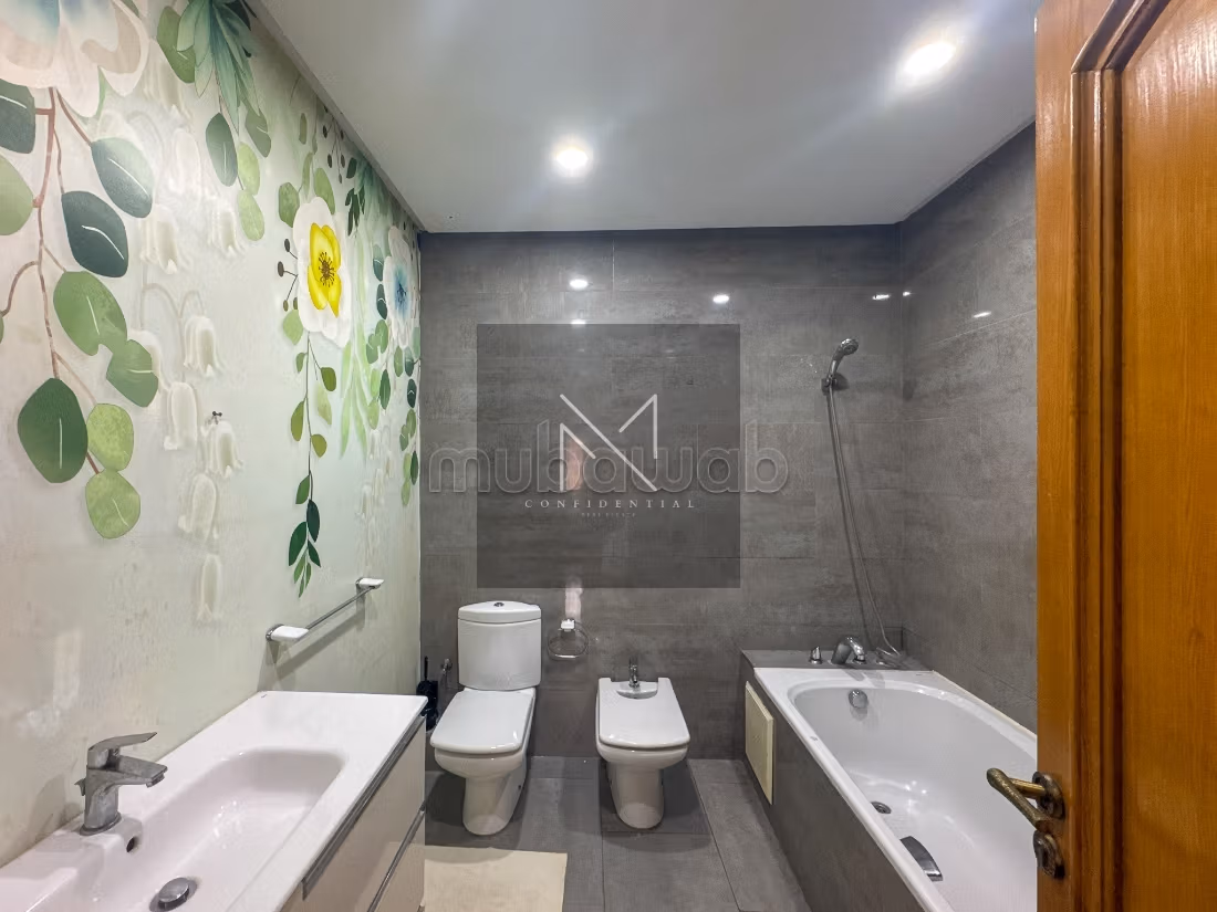 Family villa, spacious with pool and garden