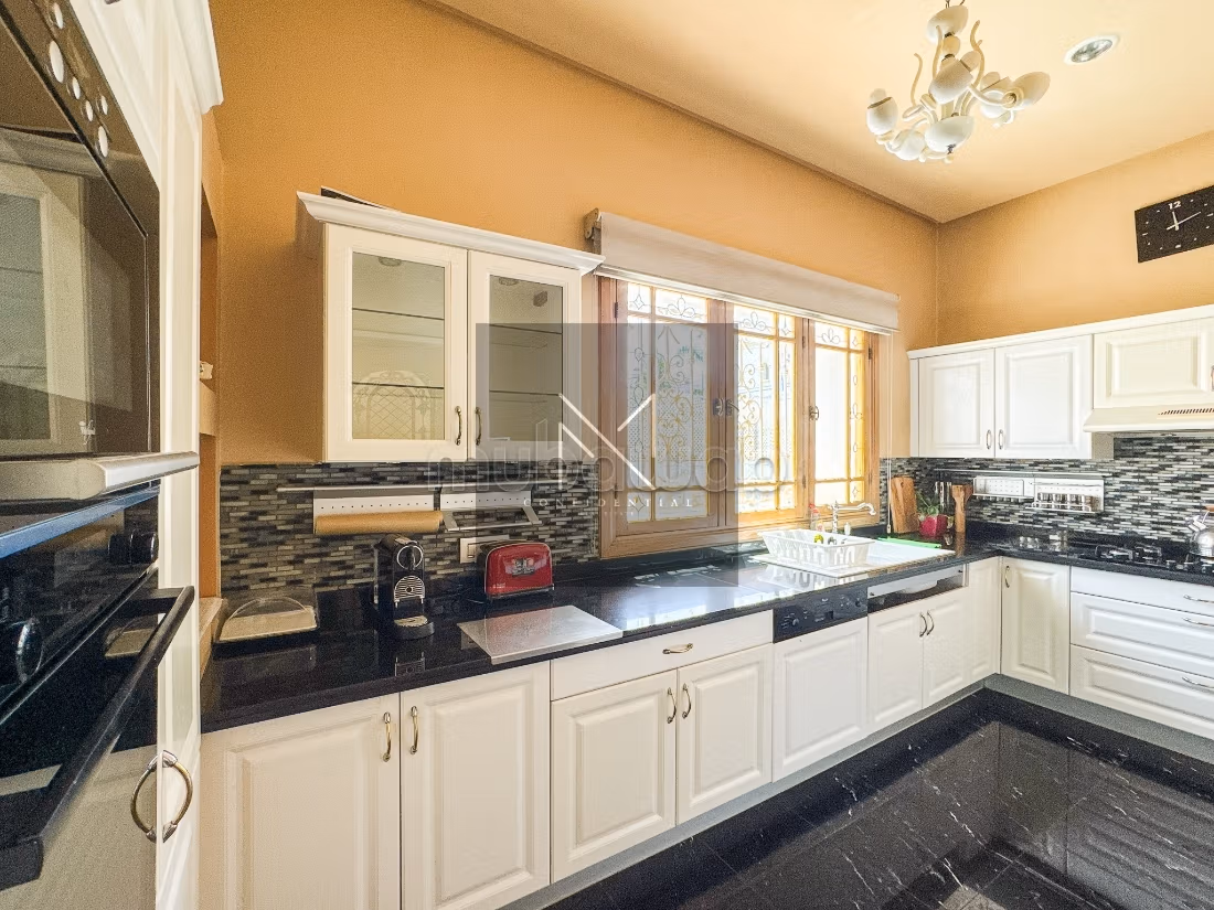 Family villa, spacious with pool and garden