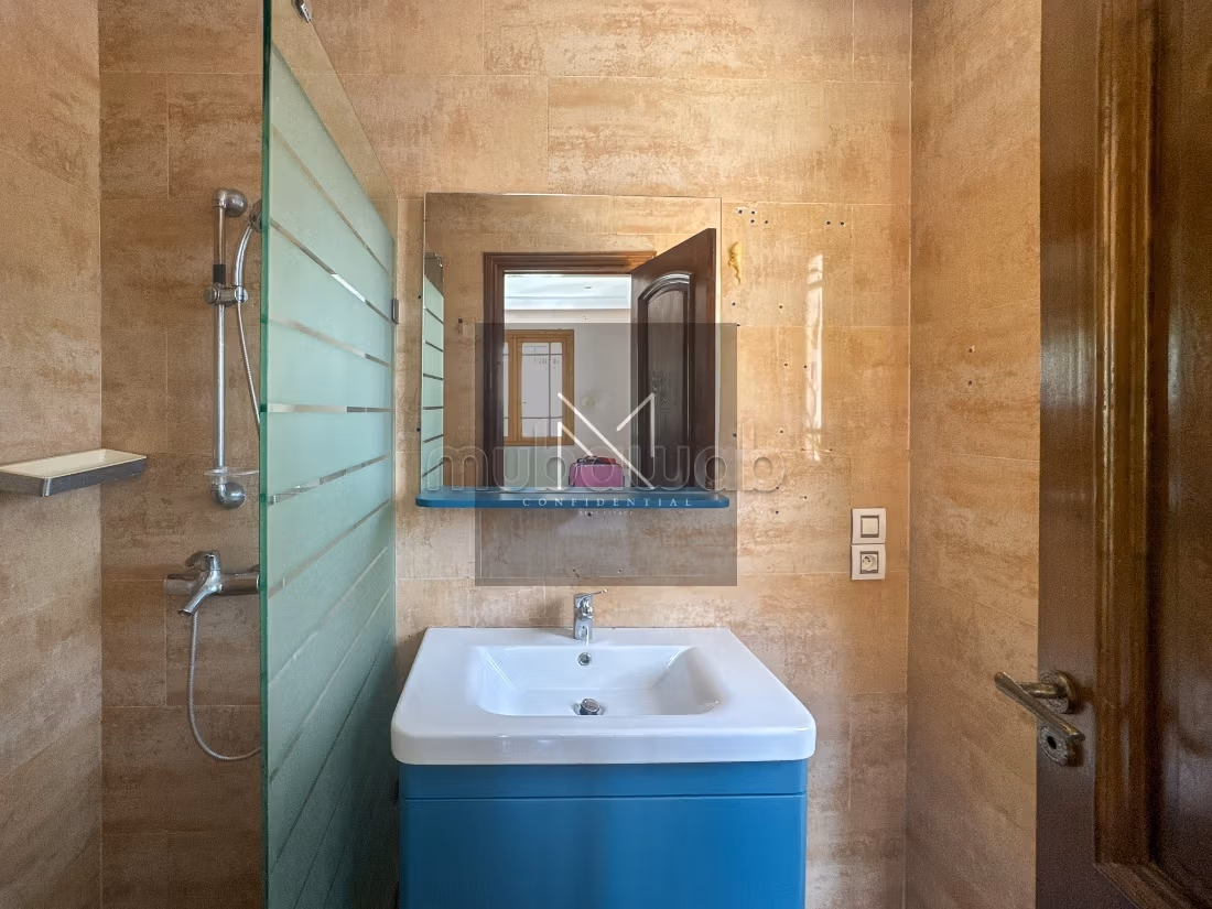 Family villa, spacious with pool and garden