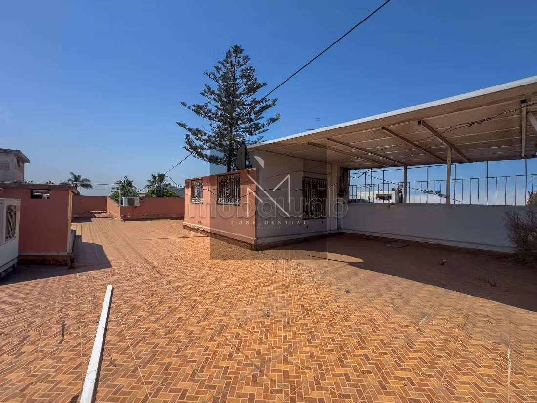 Family villa, spacious with pool and garden