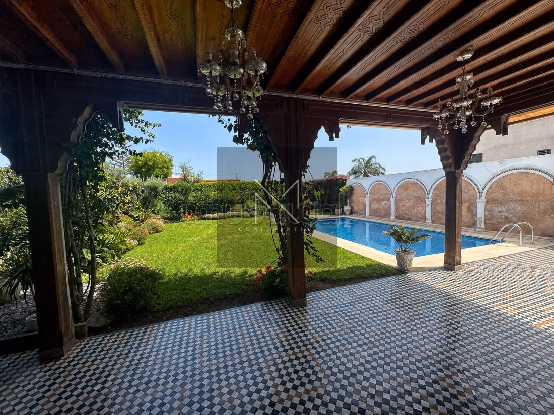 Family villa, spacious with pool and garden