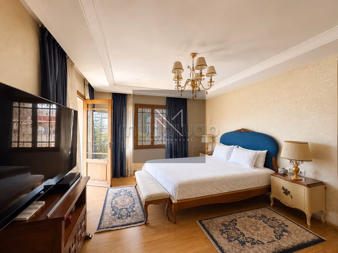 Family villa, spacious with pool and garden