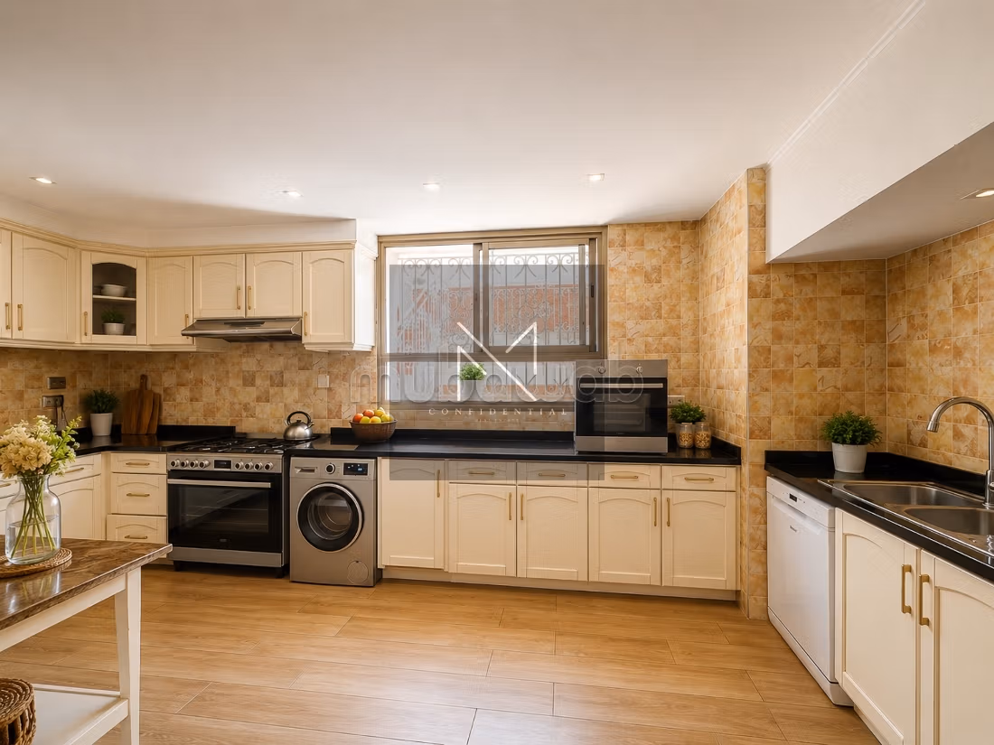 Family villa, spacious with pool and garden