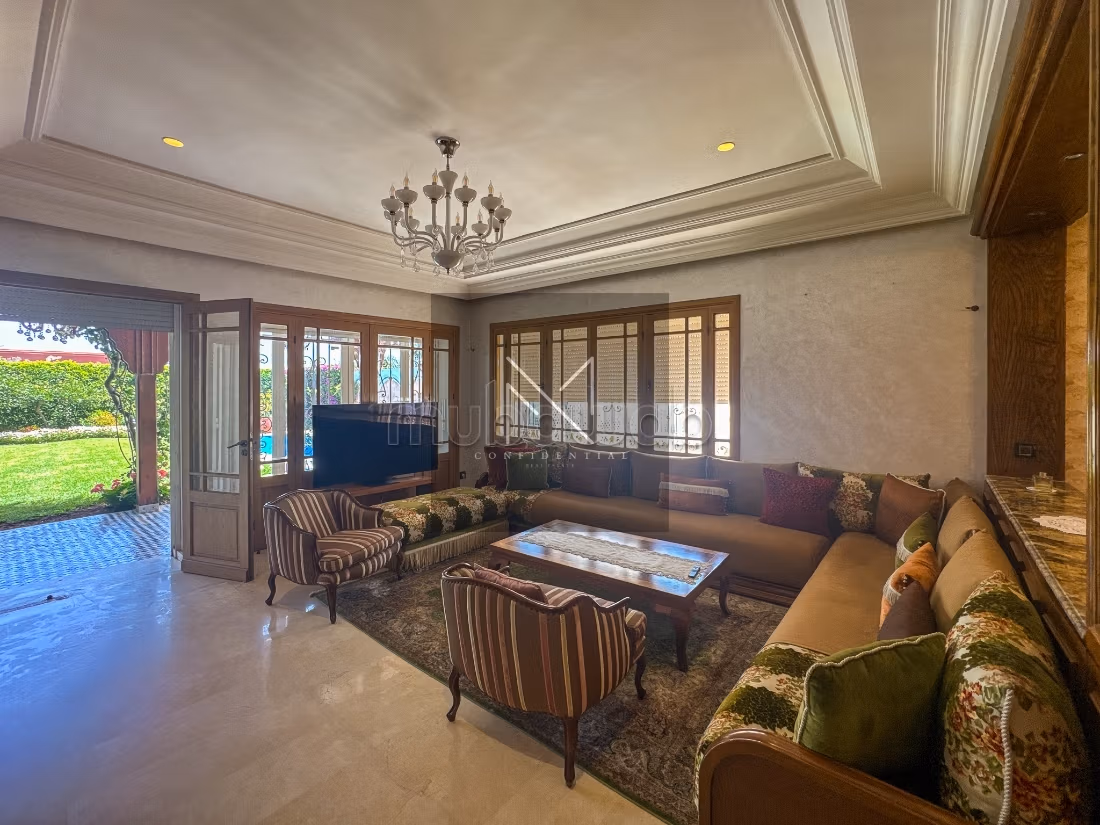 Family villa, spacious with pool and garden