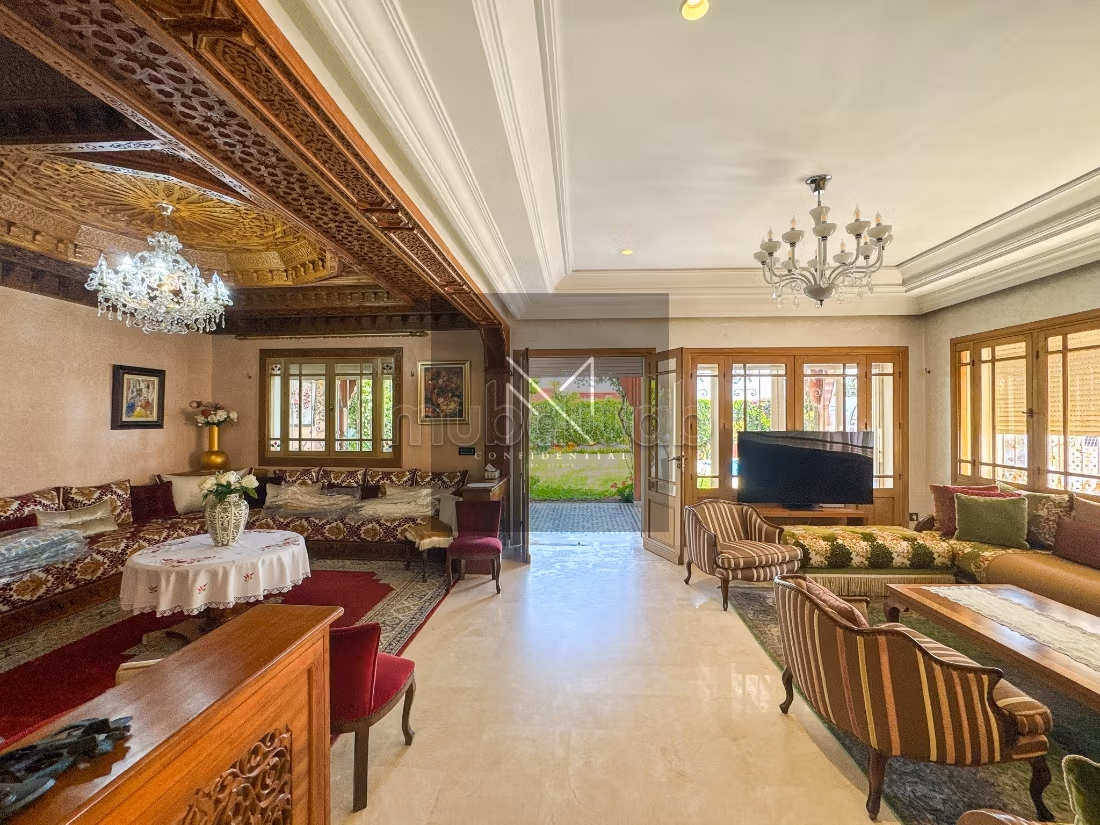 Family villa, spacious with pool and garden