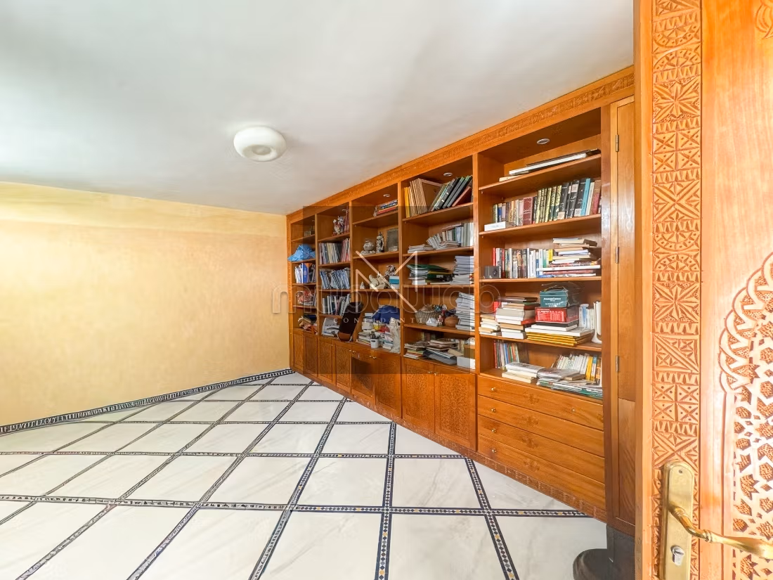 Family villa, spacious with pool and garden