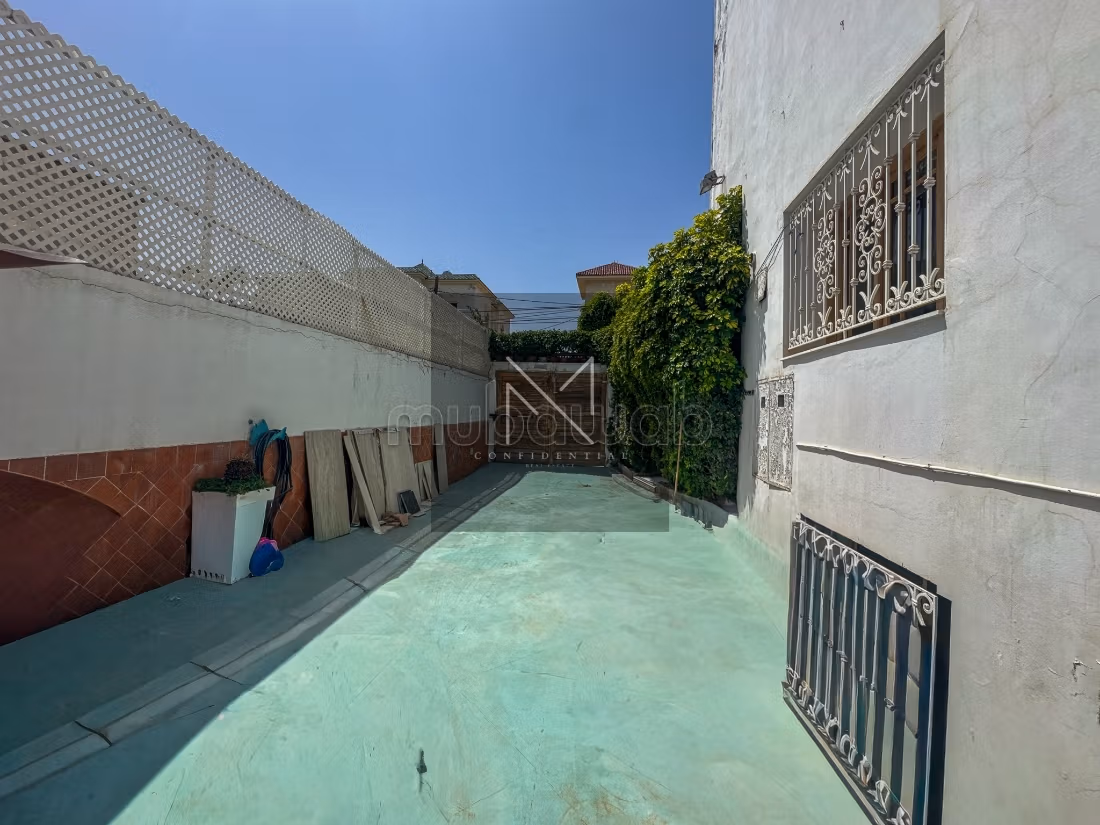 Family villa, spacious with pool and garden
