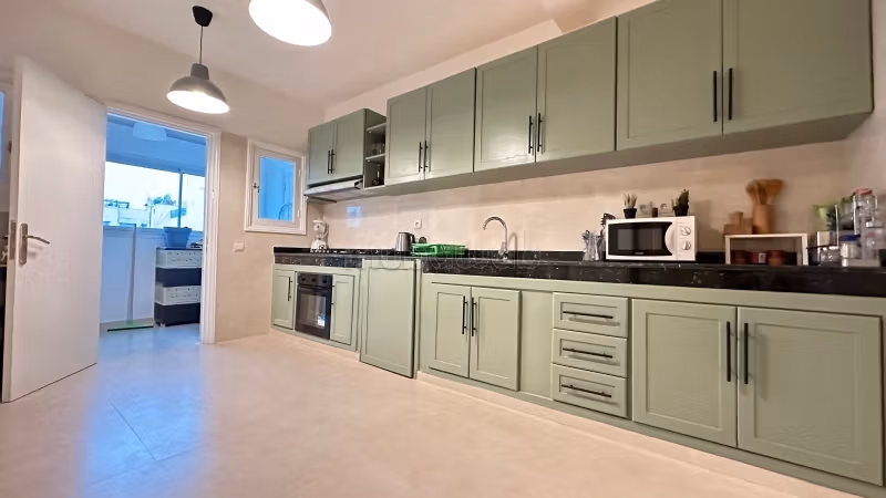 Huur van een appartement in Maârif Extension. 3 kamers. Goed gemeubileerd
